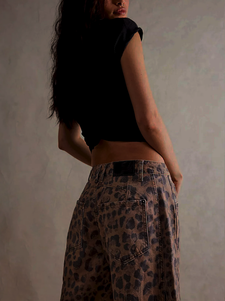 Pantalon jean unique taille haute pour femme, jambes larges amples, vêtement féminin très tendance.
