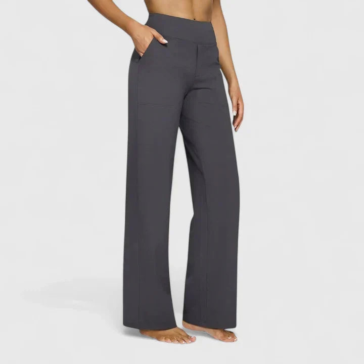 Modèle portant pantalon femme taille haute jambe droite beige, coupe décontractée tendance.