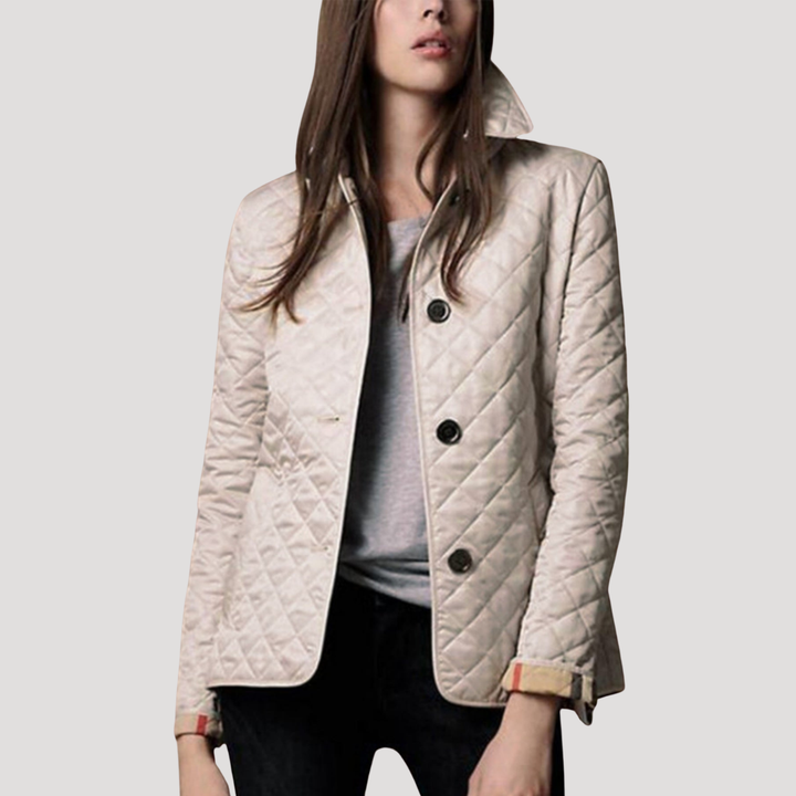 Veste matelassée femme, design élégant pour mi-saison. Confortable et tendance, parfaite pour le quotidien.