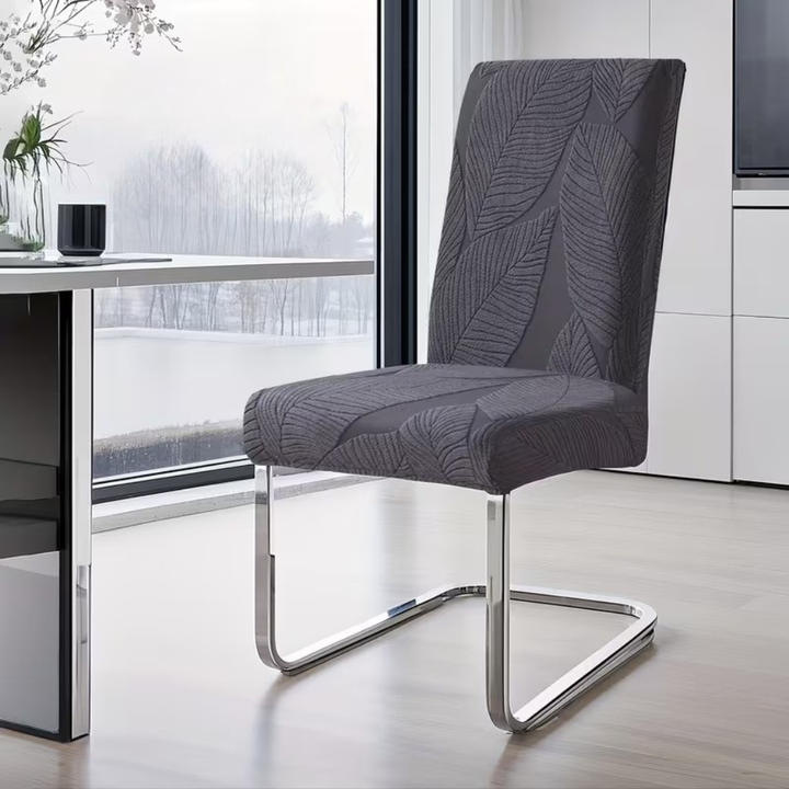 Housse de chaise extensible motif feuille, protection et style pour salle à manger moderne.