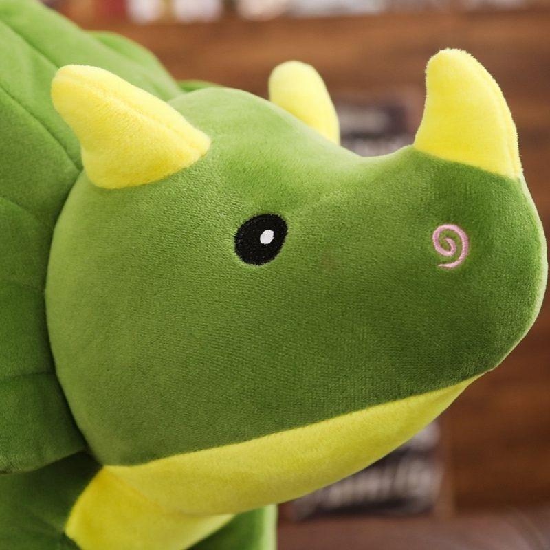 Dino vert géant en peluche, tricératops pour enfant. Doudou doux et réconfortant, un cadeau mémorable.