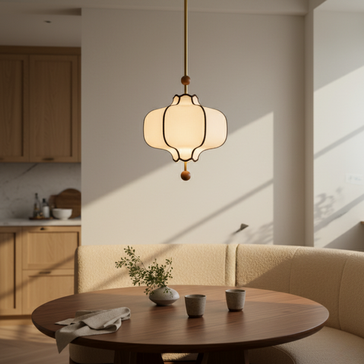 Suspension Lanora élégante, tissu et noyer. Lumière d'ambiance pour décoration intérieure.