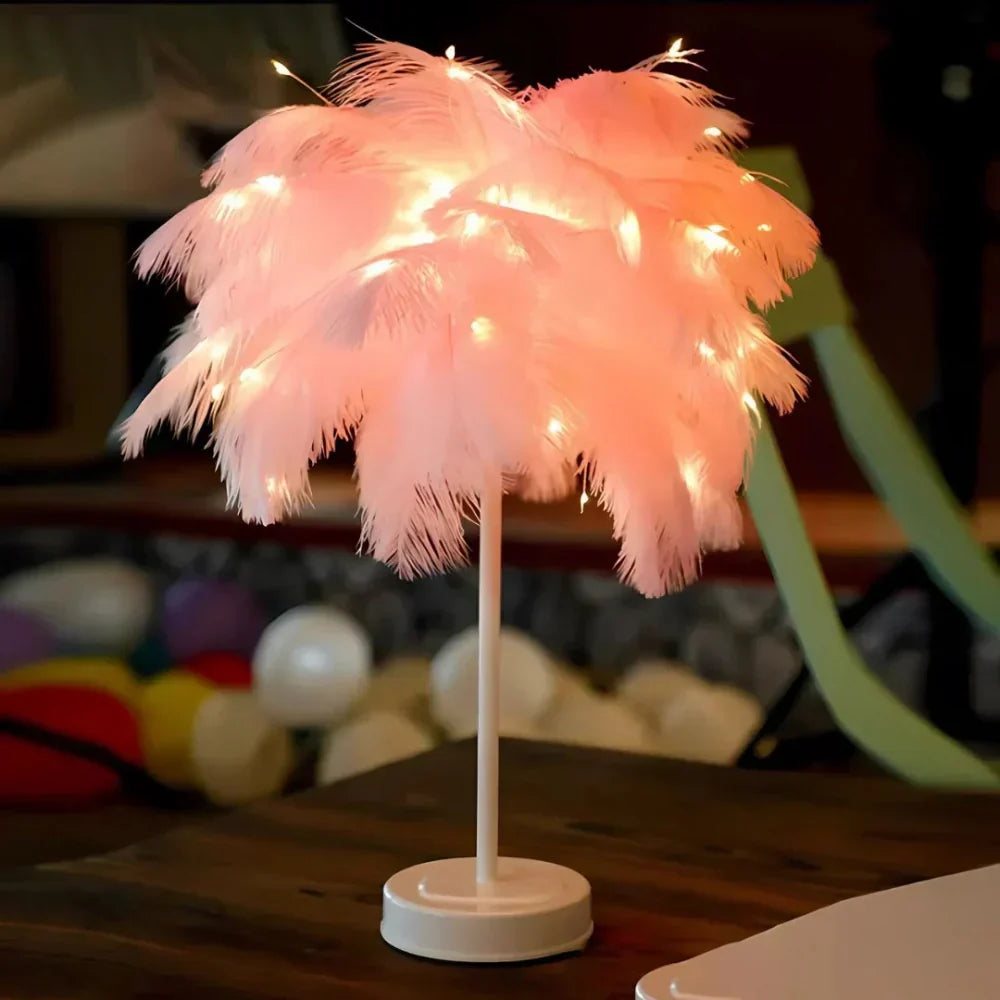 Lampe contemporaine avec plumes d'autruche, design artistique, luminaire d'intérieur luxueux et moderne.