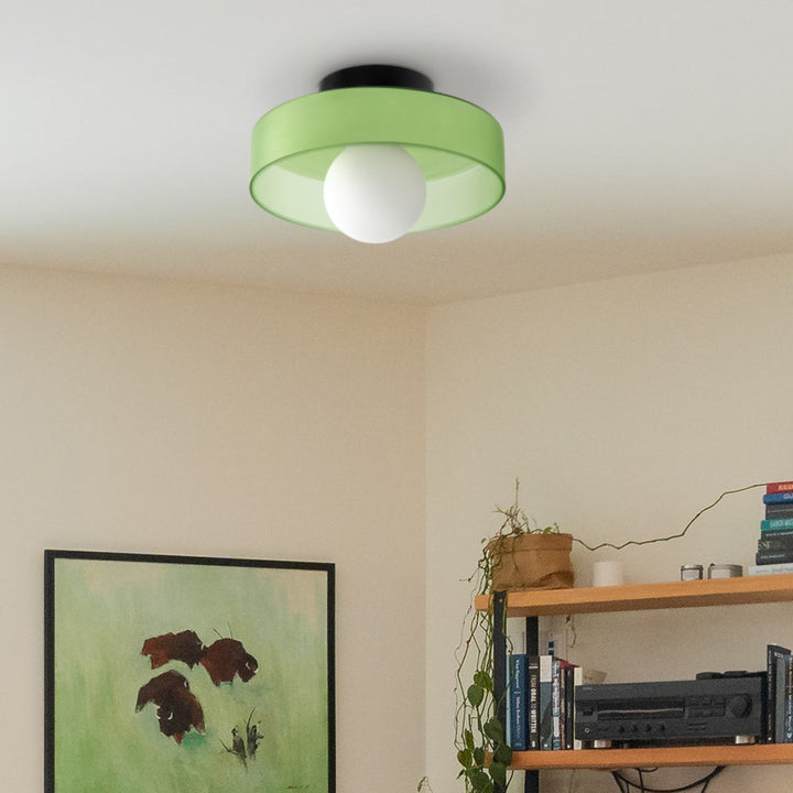 Lampe LED ronde moderne, s'intègre parfaitement dans une cuisine contemporaine.