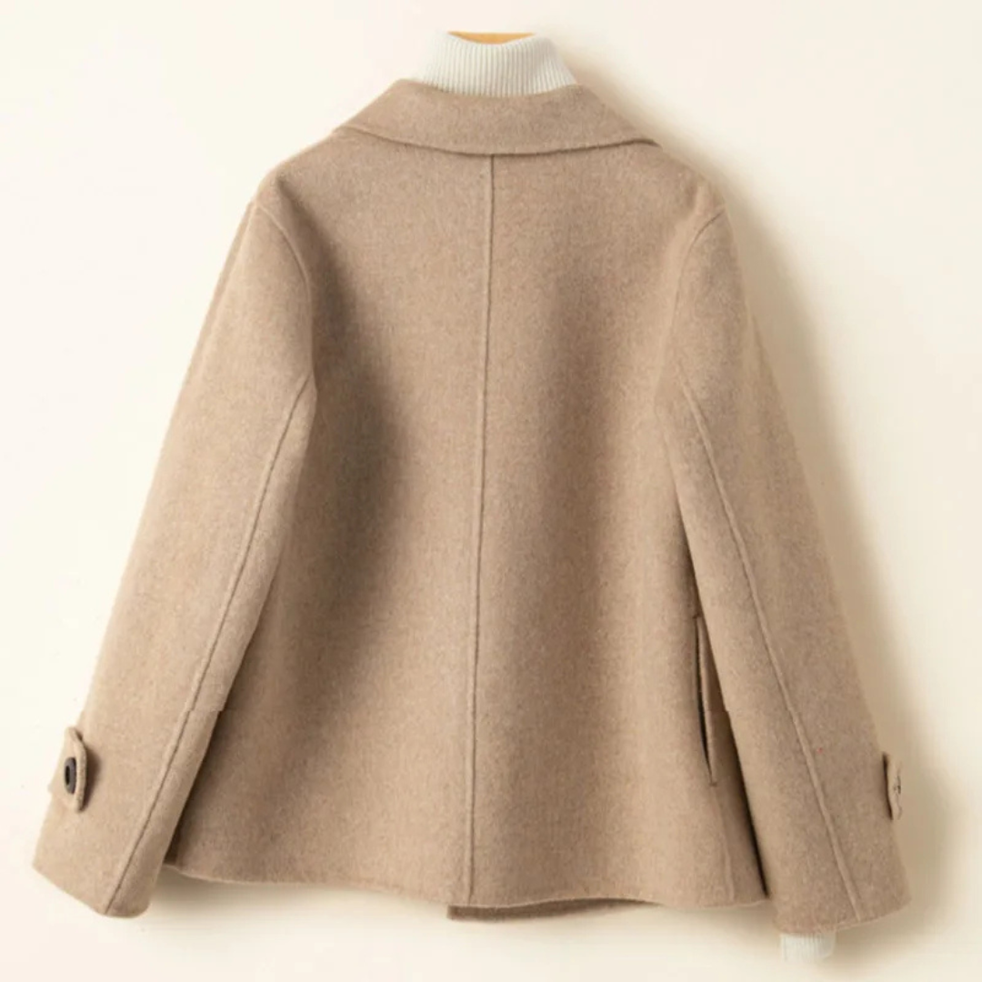 Veste blazer femme chic, design double boutonnage. Élégante et tendance pour rehausser toute garde-robe, mode féminine.