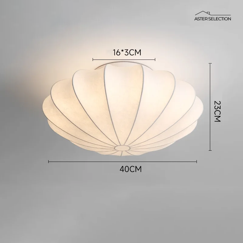 Lustre plafonnier moderne allumé, éclairage LED doux à travers la soie ivoire, créant une ambiance chaleureuse.