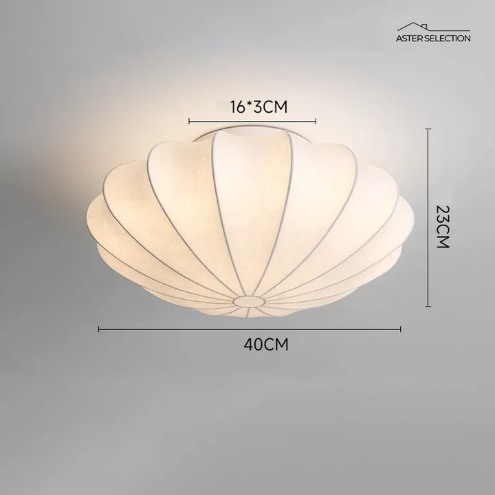 Lustre plafonnier moderne allumé, éclairage LED doux à travers la soie ivoire, créant une ambiance chaleureuse.