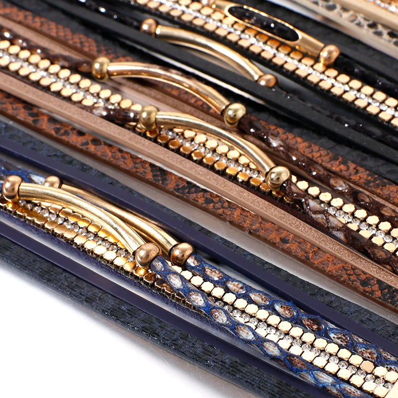 Élégant bracelet femme multicouche en cuir avec motif serpent. Bijou tendance, parfait pour toutes les occasions.