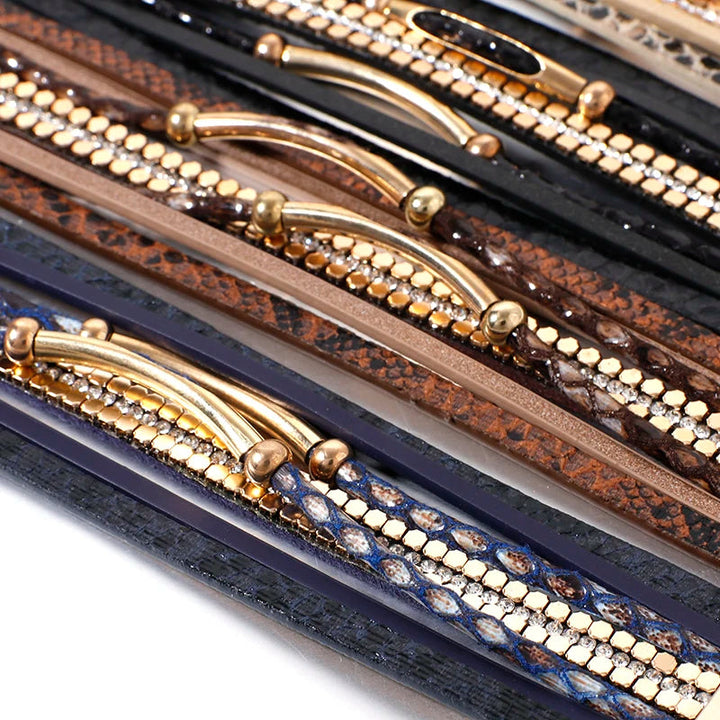 Élégant bracelet femme multicouche en cuir avec motif serpent. Bijou tendance, parfait pour toutes les occasions.