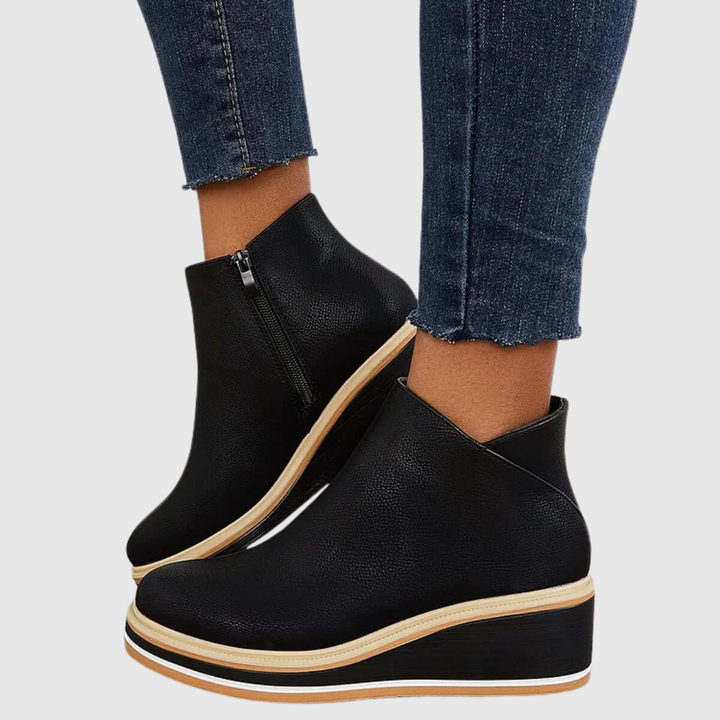 Bottes femme marron, élégantes, chics. Chaussures parfaites pour l'hiver et la mode de ville.