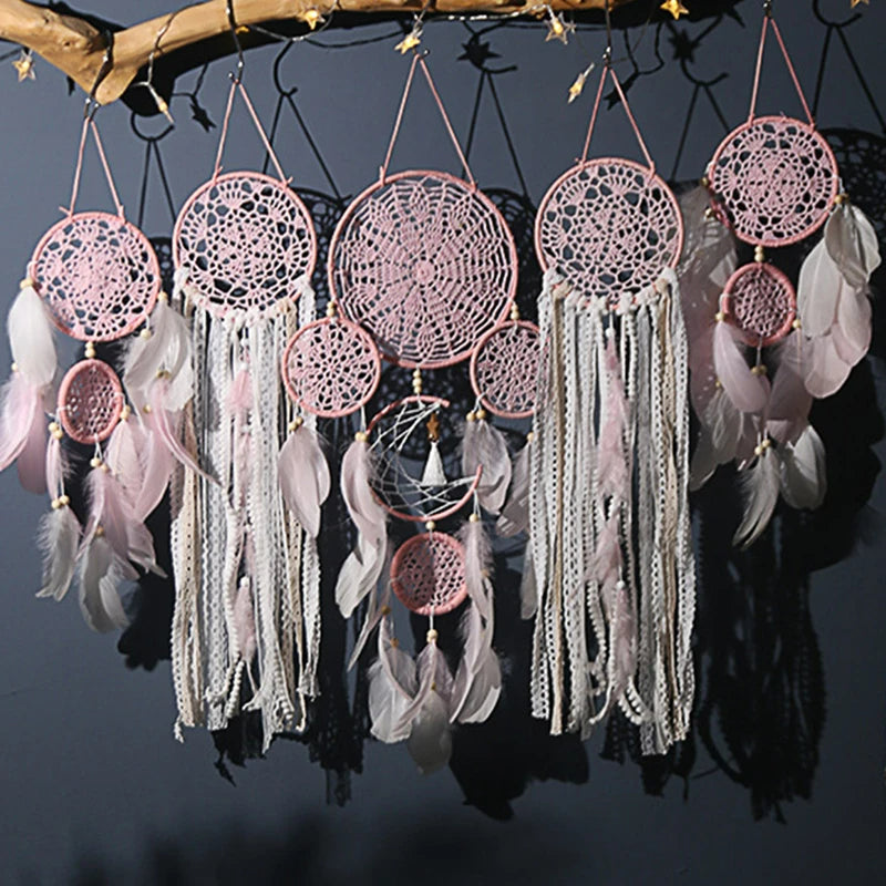 Décoration murale bohème chic: lot de 5 capteurs de rêves faits main en coton et macramé pour un salon élégant.