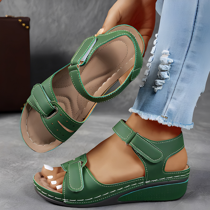 Paire de sandales femme orthopédiques, ultra-confortables pour la marche estivale et le soutien du pied actif.