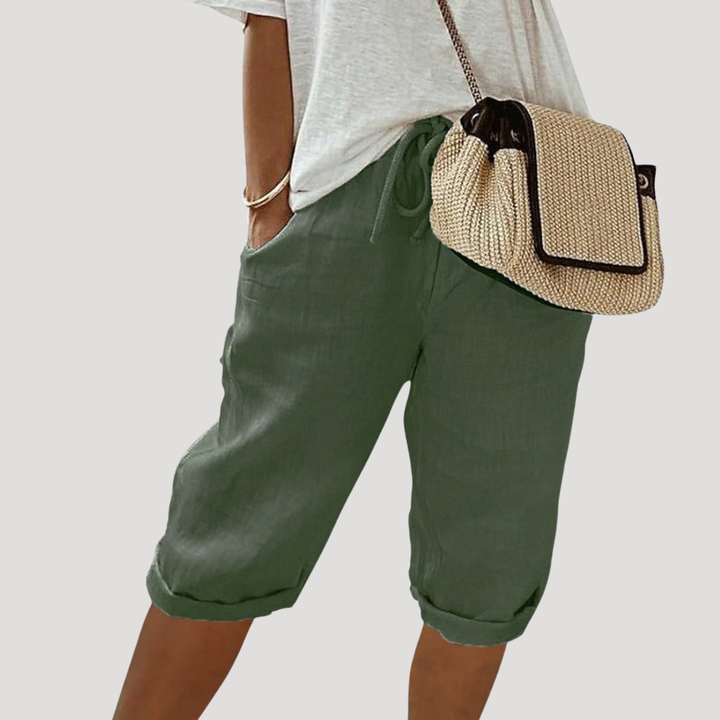 Pantacourt femme estival, coupe ample et taille élastique pour un look casual chic et décontracté.