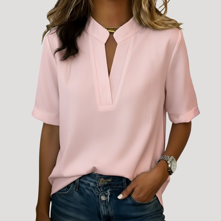 Blouse féminine à col V, manches courtes et tissu fluide. Look confortable et chic, idéale pour toutes occasions.