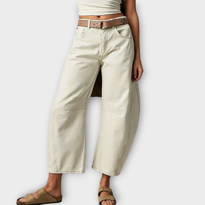 Jean femme classique taille haute coupe large, pantalon polyvalent et confortable pour un style décontracté élégant.