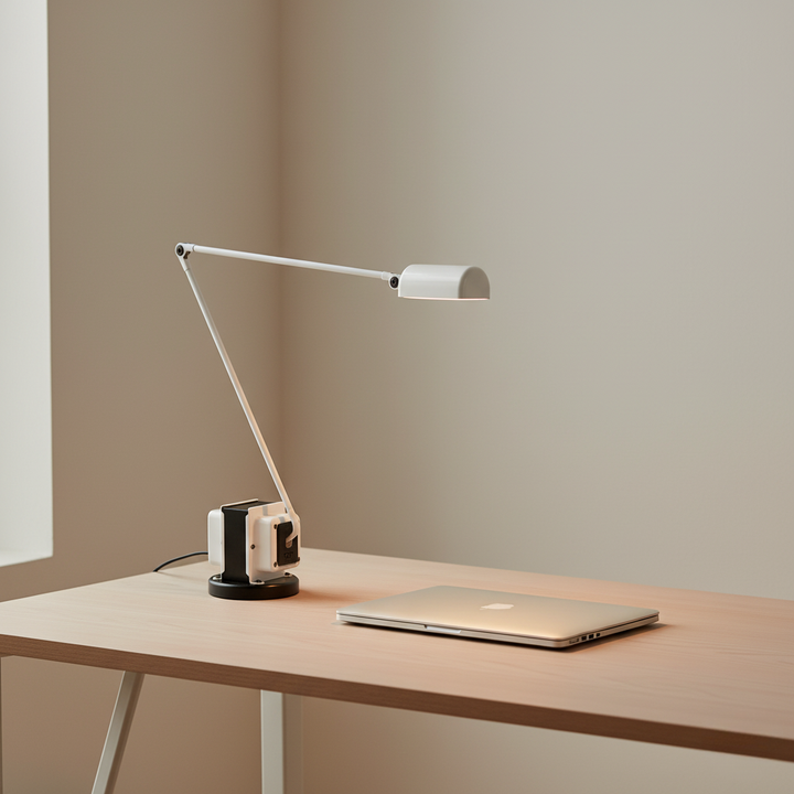 Lampe de bureau minimaliste PivotLamp, éclairage LED ajustable pour tous les espaces.
