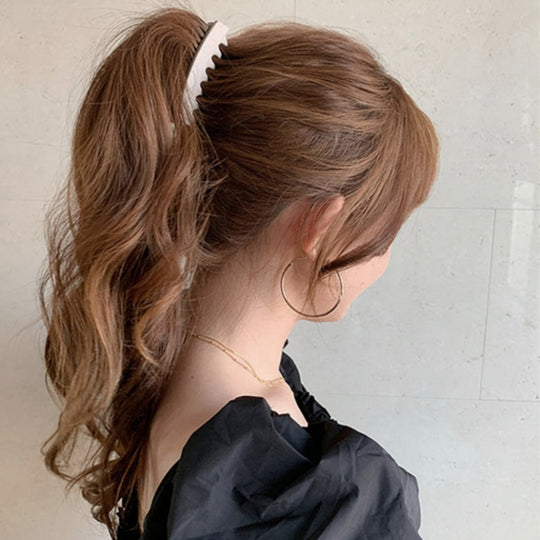 Barrette banane mate noire pour femmes, accessoire cheveux élégant et confortable, maintient la coiffure toute la journée.