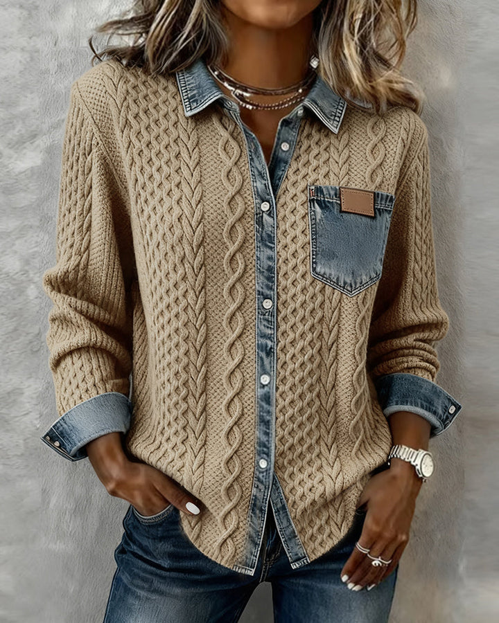 Chemise chic femme en maille torsadée avec ses détails denim tendance. Parfaite pour la mode hiver.