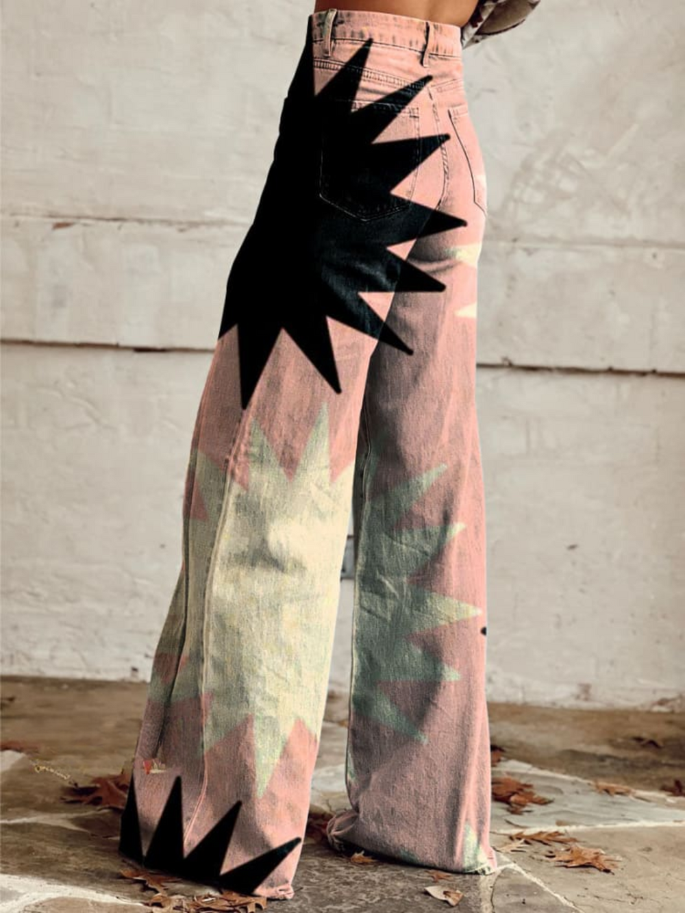 Pantalon femme rose à motif floral. Coupe large tendance, parfait pour un style décontracté chic estival.