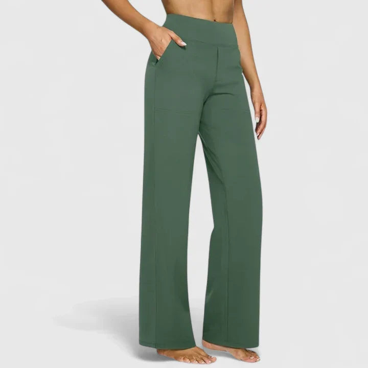 Femme marchant en pantalon taille haute jambe droite, look décontracté chic et fluide.