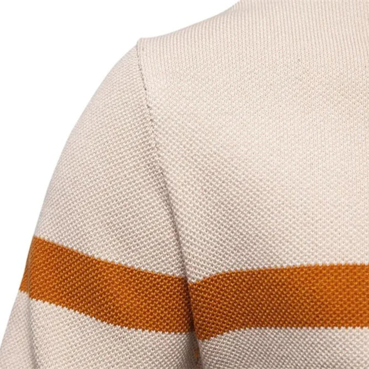 Vêtement automne-hiver: pull maille homme rayé, col demi-zip. Confort assuré.
