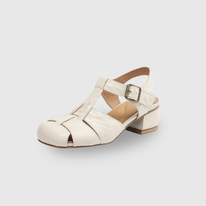 Détail du talon épais des chaussures Coralia pour femmes. Bout carré et bride cheville. Confort et maintien.