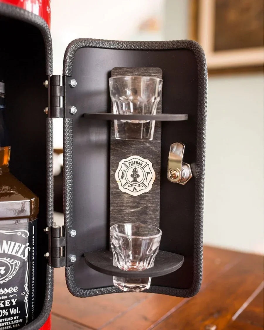 Minibar extincteur rouge unique, rangement sécurisé pour vos spiritueux et boissons préférées.