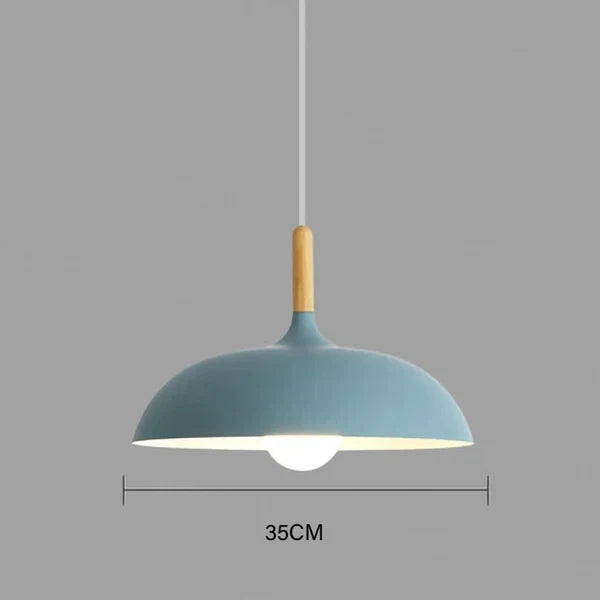 Élégant plafonnier en chêne et LED, parfait pour créer une ambiance chaleureuse nordique.
