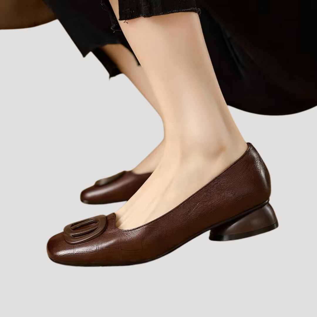 Élégantes ballerines noires pour femmes, bout carré, idéales comme chaussures plates pour le bureau ou look mode urbain.
