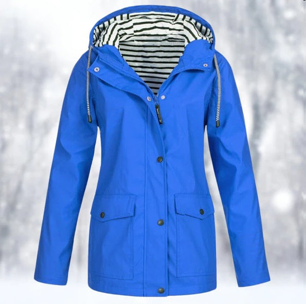 Veste femme élégante et pratique, imperméable pour la pluie, avec un style moderne idéal pour l'extérieur et la saison.