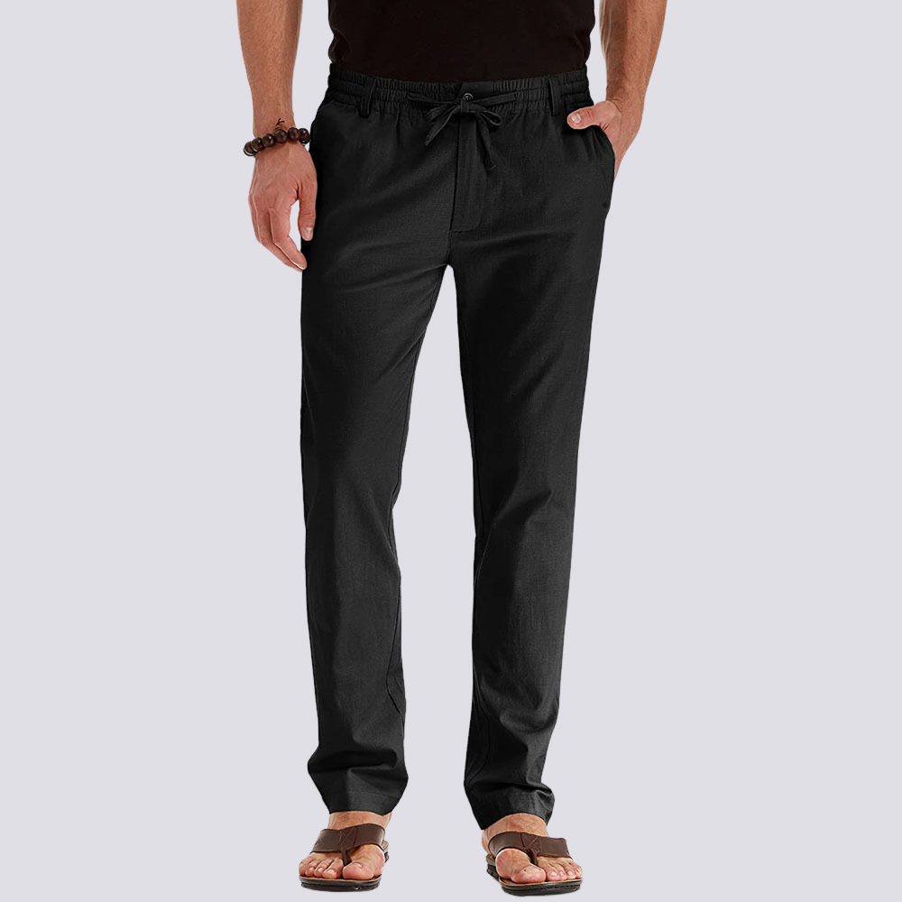 Homme assis, détendu en pantalon cargo d'été. Confortable et stylé pour les loisirs, le voyage ou le quotidien urbain.
