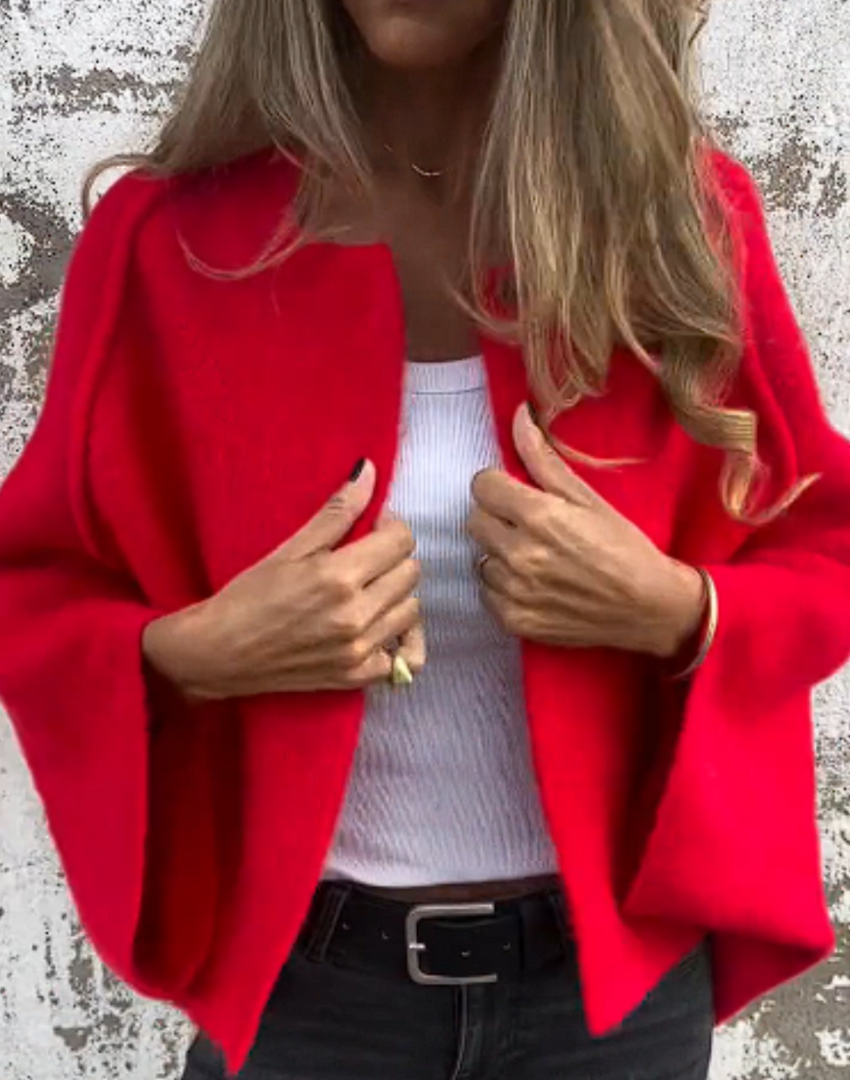 Cardigan femme chic et élégant, coupe ample et ouverte. Parfait pour compléter vos tenues d'automne-hiver avec style.