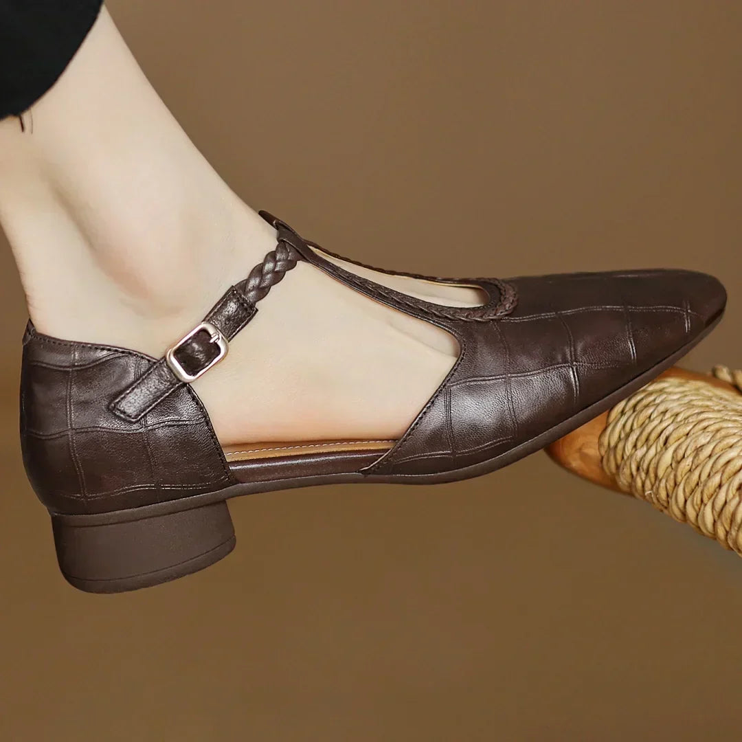 Paire de chaussures plates femmes, design raffiné et intemporel avec bride tressée. Confort et style assurés.