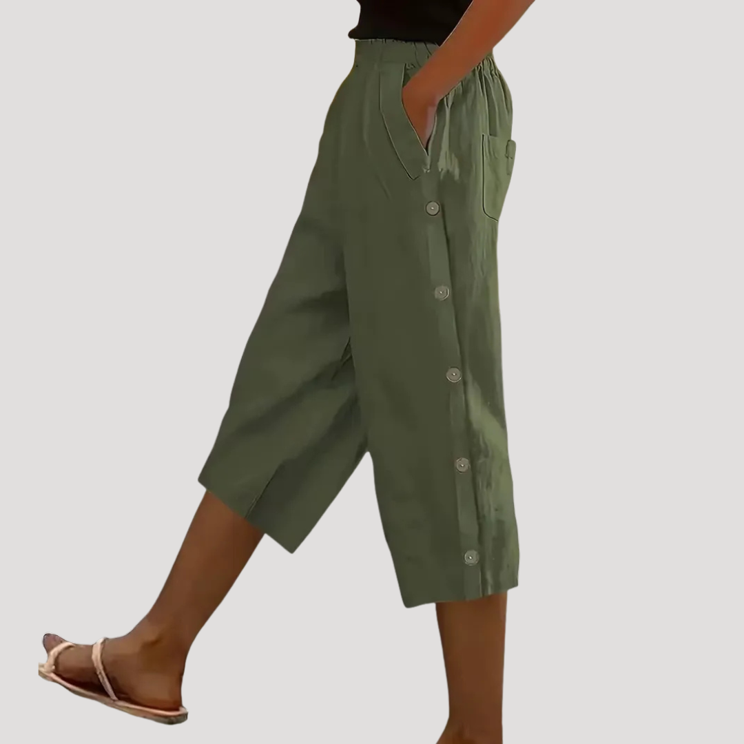 Pantalon femme noir fluide et léger, coupe large mi-longue. Idéal pour l'été, confortable et élégant, parfait pour mode décontractée.