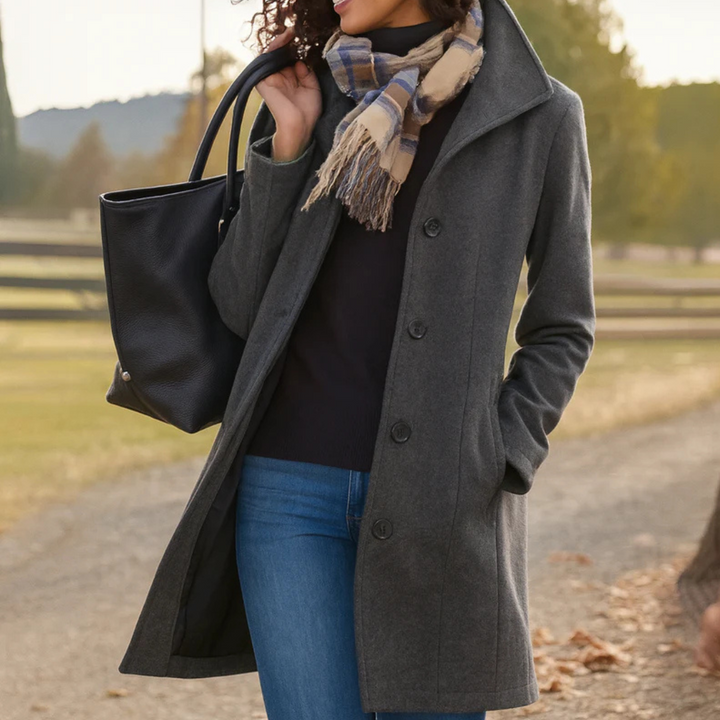 Trench-coat élégant pour femme, modèle long avec boutons, essentiel du vestiaire féminin chic.