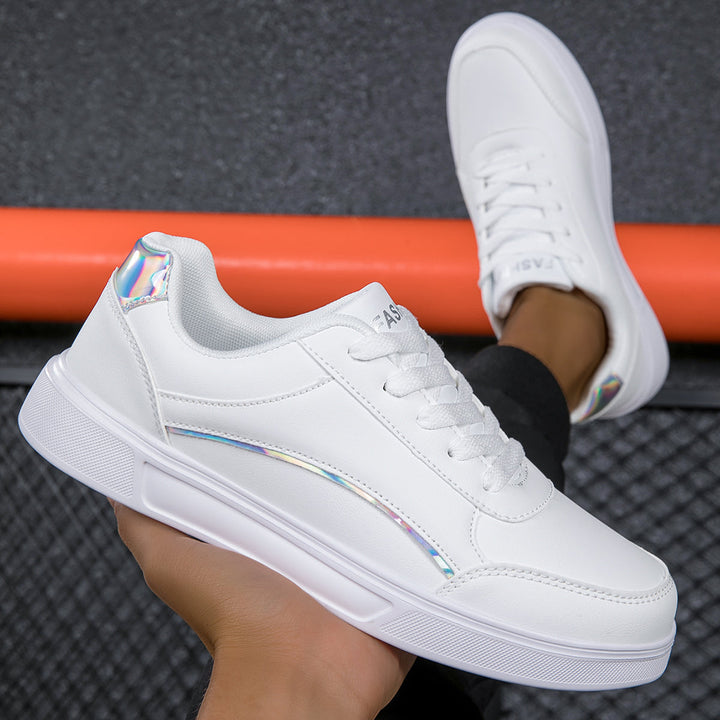 Vue rapprochée de baskets blanches femme à lacets, détails soignés, confort et style intemporel assurés.