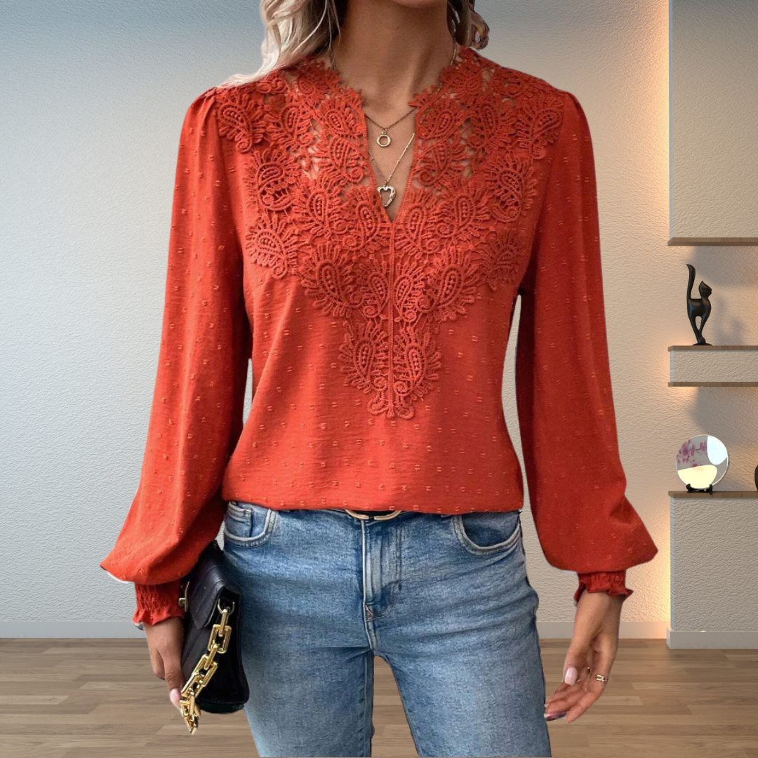 Blouse femme légère et élégante, parfaite pour un look chic et confortable au printemps-été.