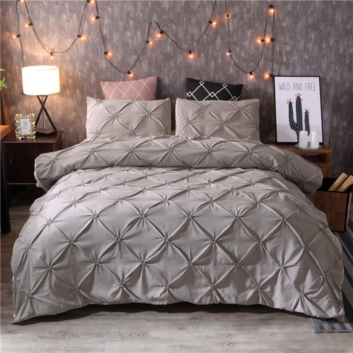 Lit préparé avec housse de couette moderne. Ajoute une touche de décoration chic et du bien-être à votre chambre.