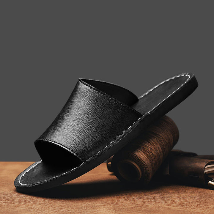 Sandales d'été marron pour hommes, légères et élégantes, avec un design croisé pour un confort décontracté.