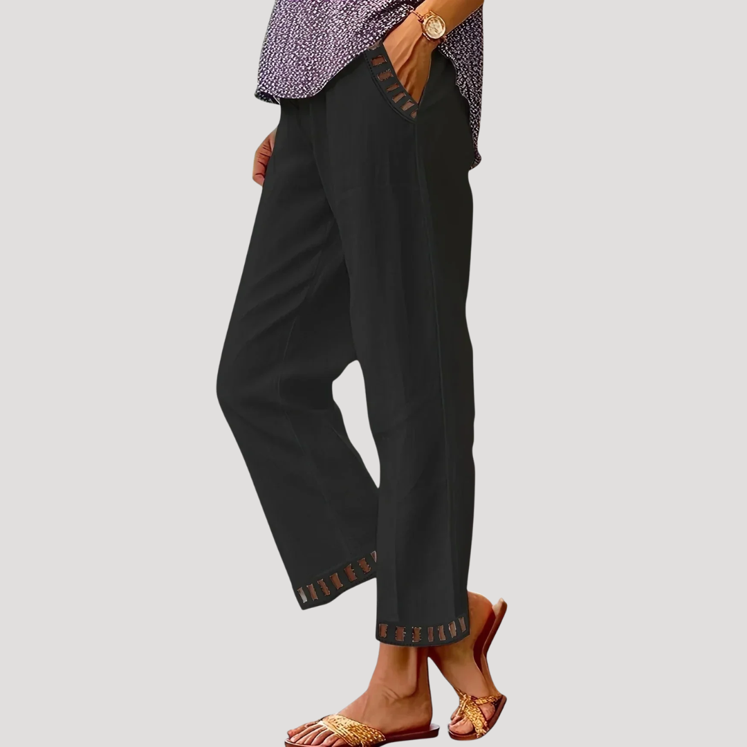 Pantalon droit femme bleu ciel confortable et élégant, avec poches latérales, idéal pour le quotidien.