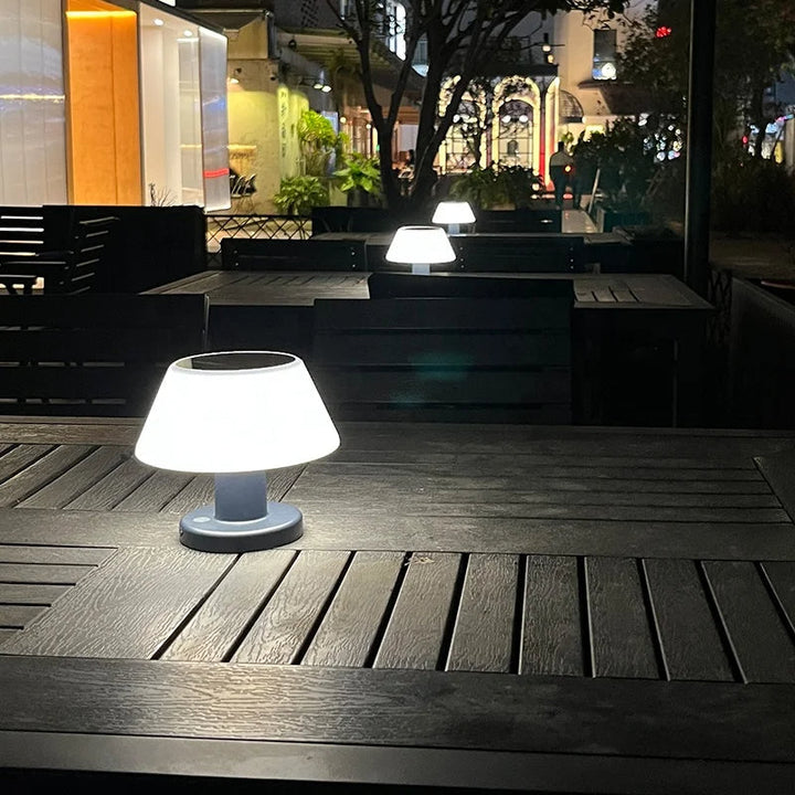 Lampe solaire LED durable et écologique. Profitez d'un éclairage autonome pour la maison ou le jardin. Sans fil.