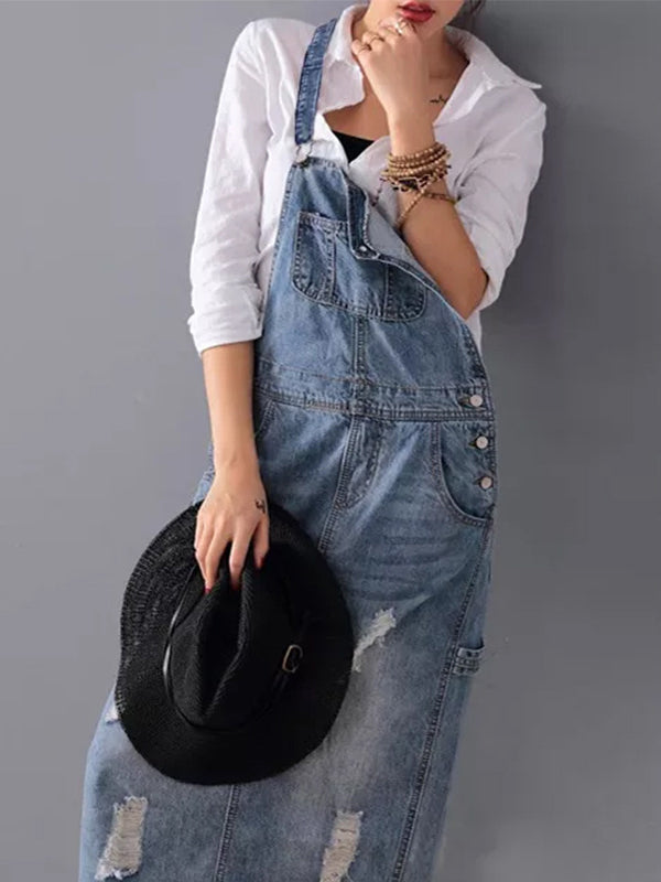 Robe salopette femme en jean distressed vintage, avec une fente au dos. Tendance mode denim.