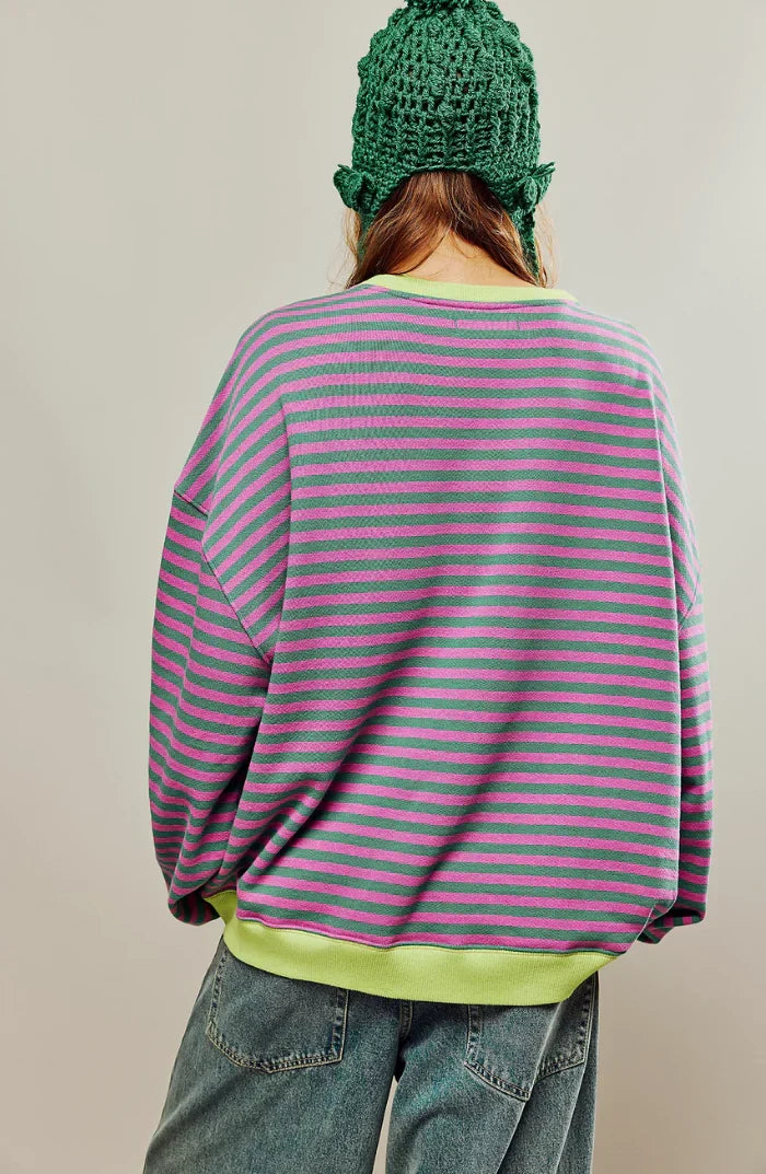 Haut décontracté femme: sweat oversize rayé, facile à porter pour un style moderne au quotidien.