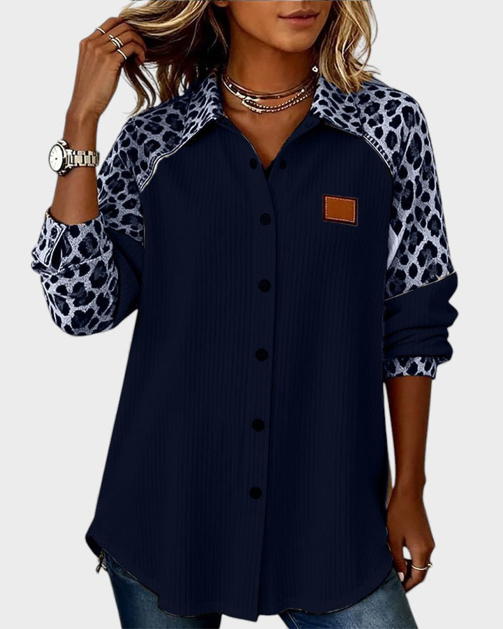 Chemise casual femme imprimé léopard, boutonnée et confortable, look décontracté chic.