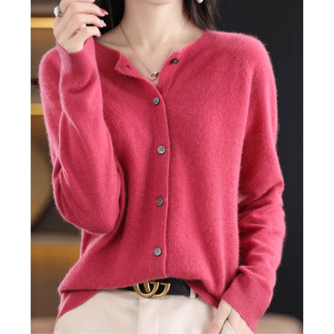 Cardigan femme doux col rond boutonné. Élégance quotidienne, confort et style pour automne-hiver.