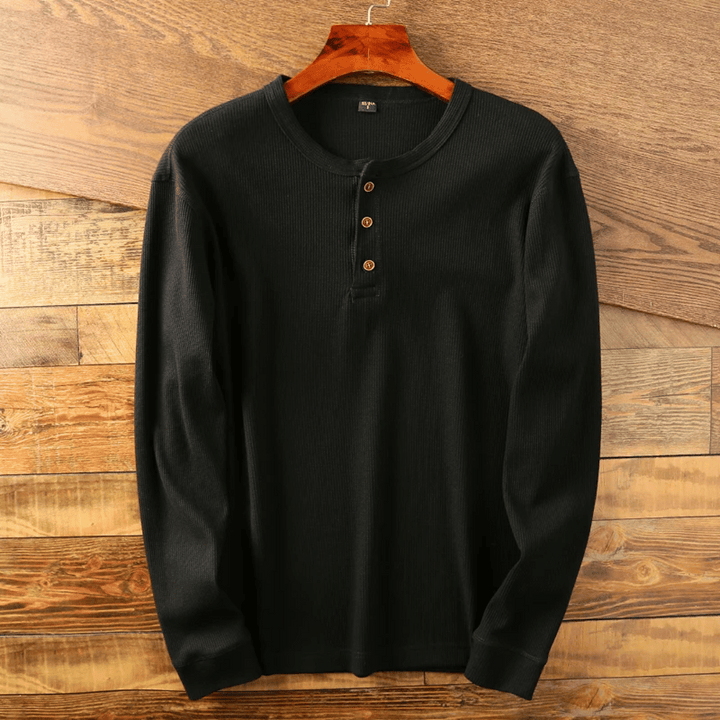 Coupe ajustée du pull Henley pour homme, offrant style et confort optimal. Vêtement masculin intemporel.