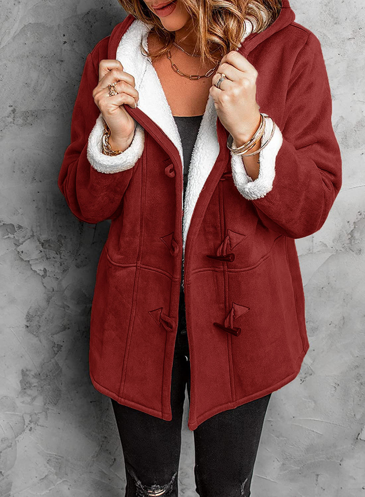 Veste hiver femme Vianne: un vêtement élégant avec brandebourgs distinctifs, parfait pour la mode féminine et la chaleur.