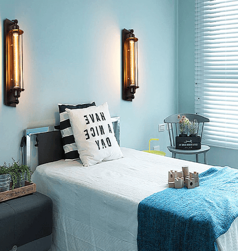 Lampe murale vintage noire, style industriel rustique, pour salon, couloir ou bureau.
