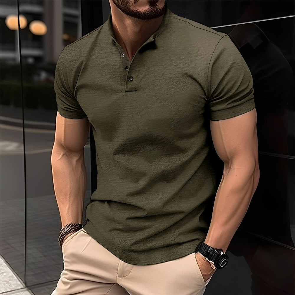 Vue avant d'un t-shirt homme boutonné confortable. Idéal pour un look mode masculine polyvalent et décontracté.