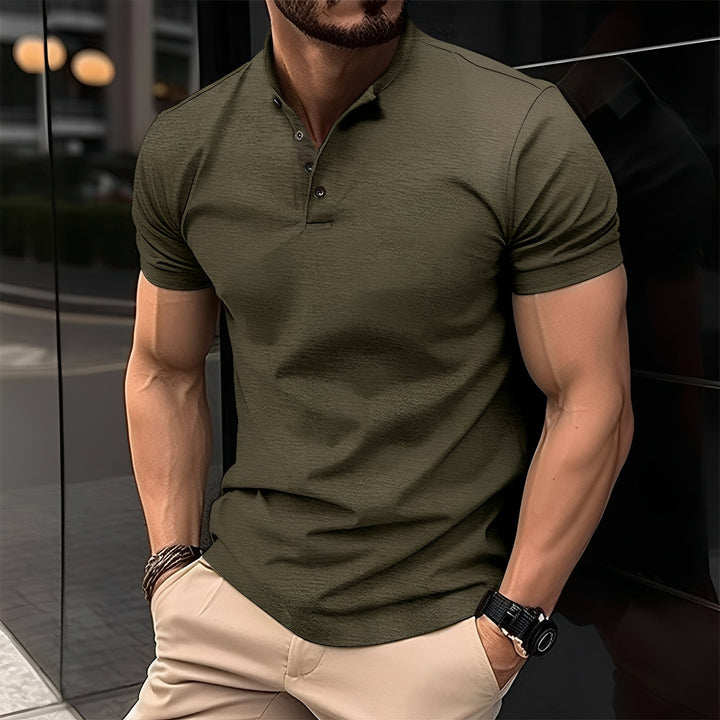 Vue avant d'un t-shirt homme boutonné confortable. Idéal pour un look mode masculine polyvalent et décontracté.